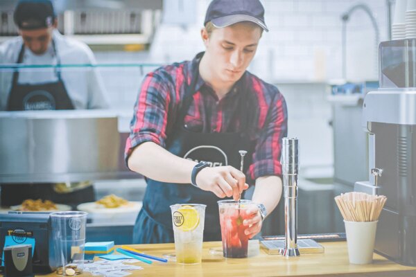 03 du hoc sinh lam them tai Duc