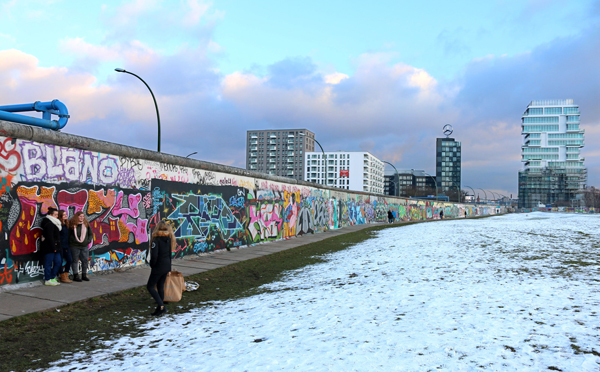 buc tuong berlin nuoc duc bi chia cat